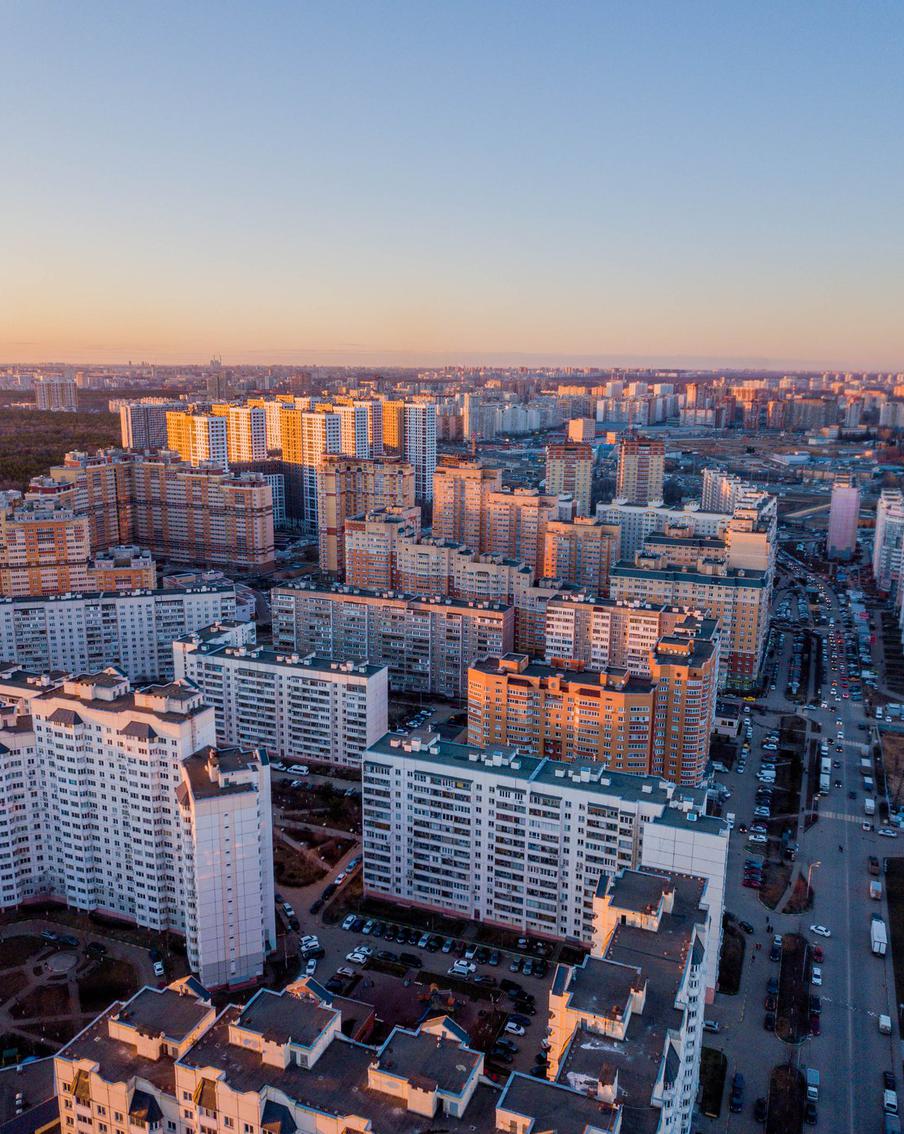 Многоквартирные дома пострадали из-за удара дронов ВСУ в Новых Котельниках. Три многоэтажки и один частный дом были атакованы украинскими беспилотниками. Информации о пострадавших нет