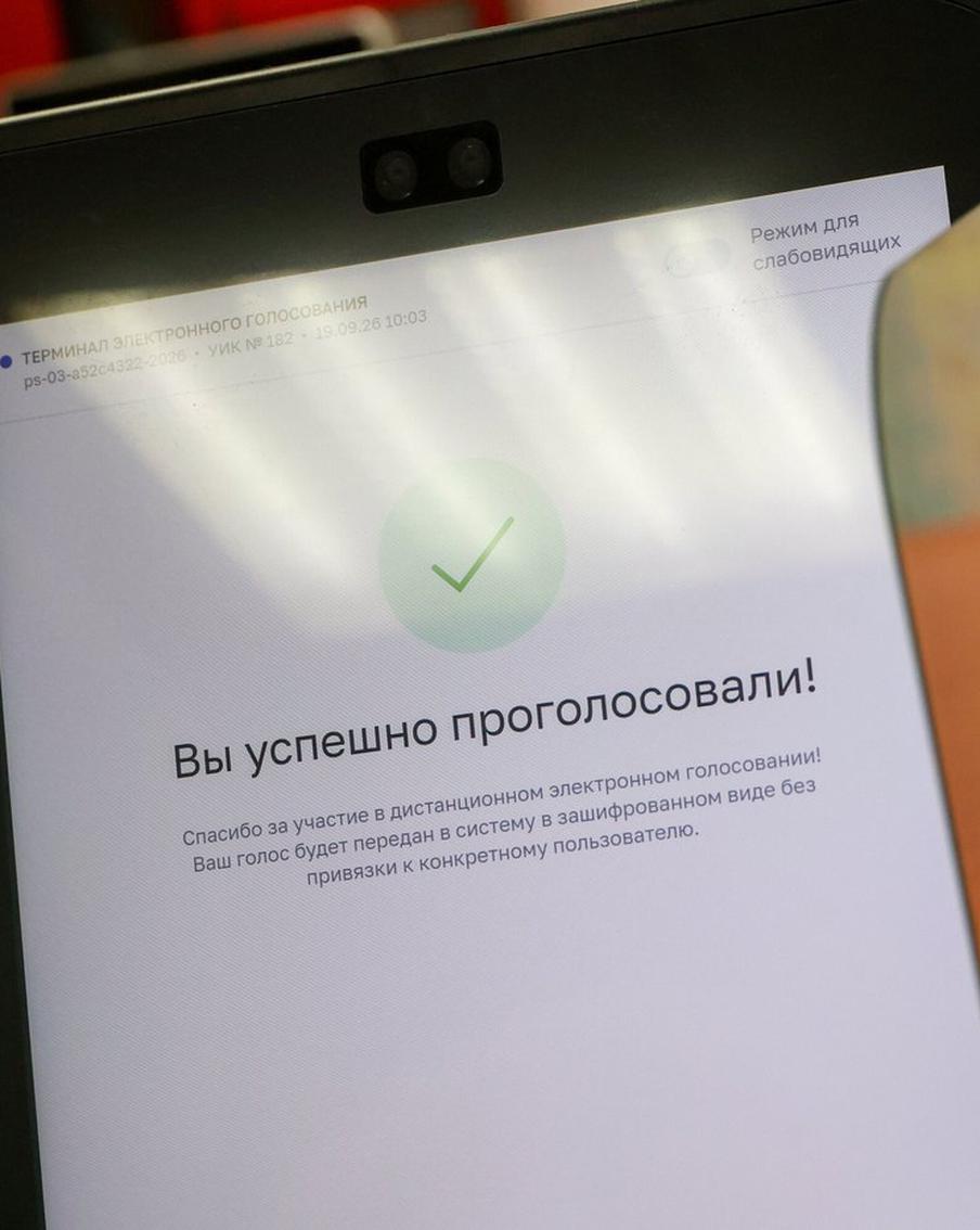 Водитель московского трамвая проголосовал онлайн между рейсами