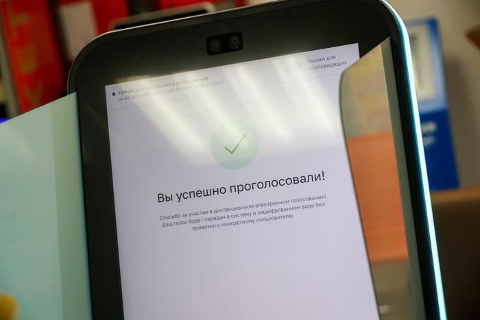 Водитель московского трамвая проголосовал онлайн между рейсами