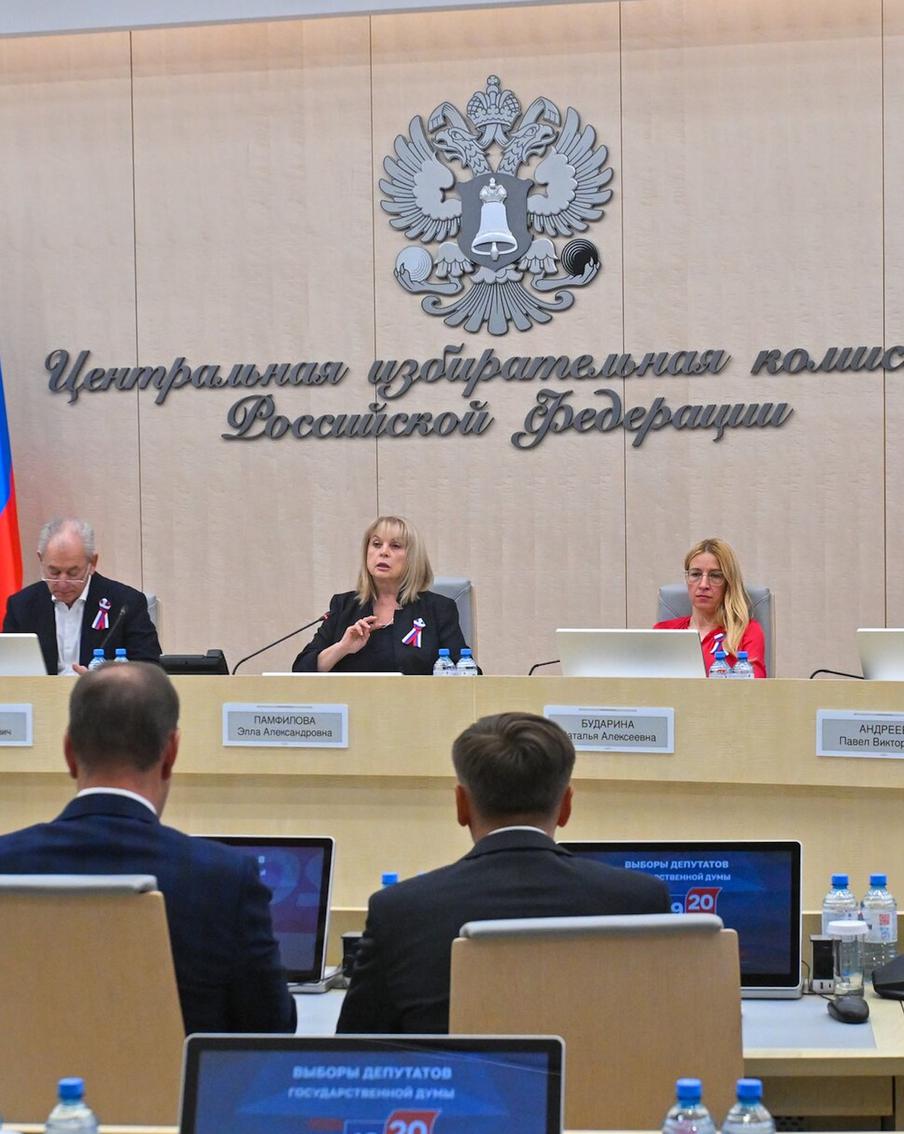 "Единая Россия" лидирует на выборах в Госдуму. Четыре партии преодолели пятипроцентный барьер, одна остановилась в шаге от него