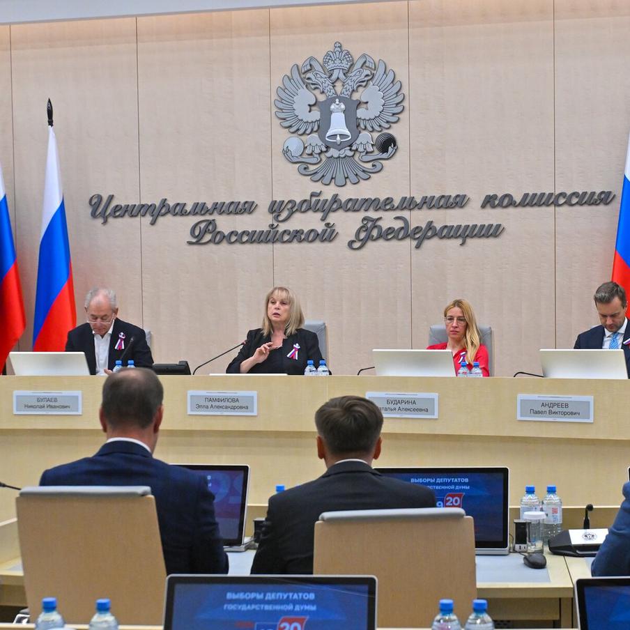 "Единая Россия" лидирует на выборах в Госдуму. Четыре партии преодолели пятипроцентный барьер, одна остановилась в шаге от него