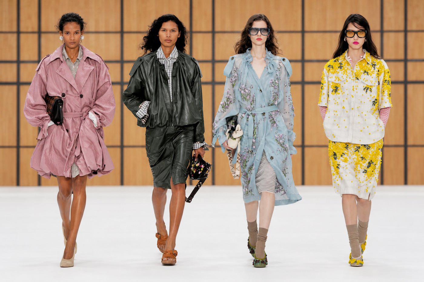 Модели на показе Burberry.