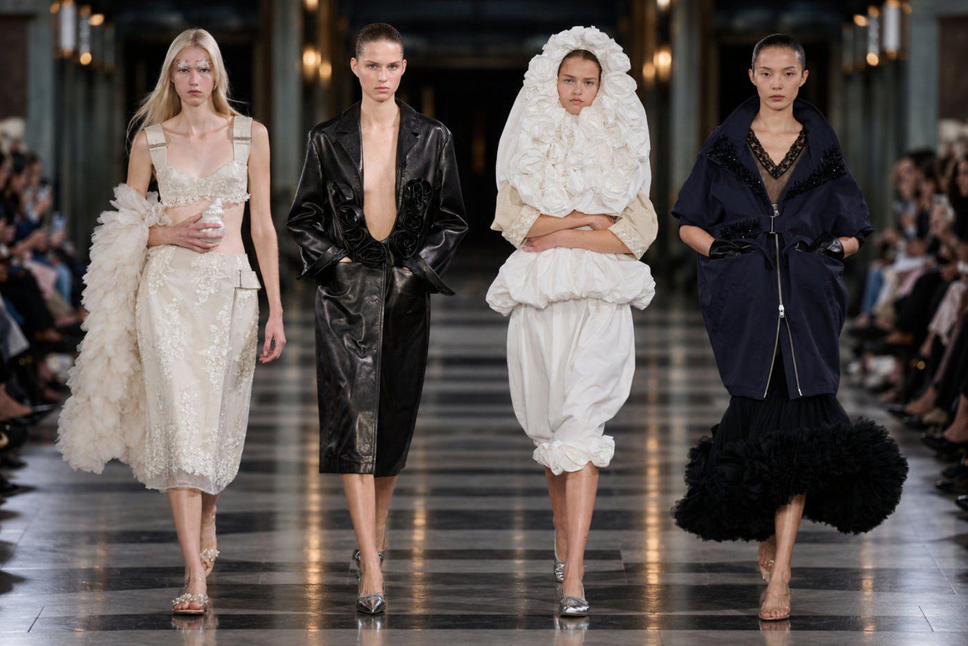 Модели на показе Simone Rocha.