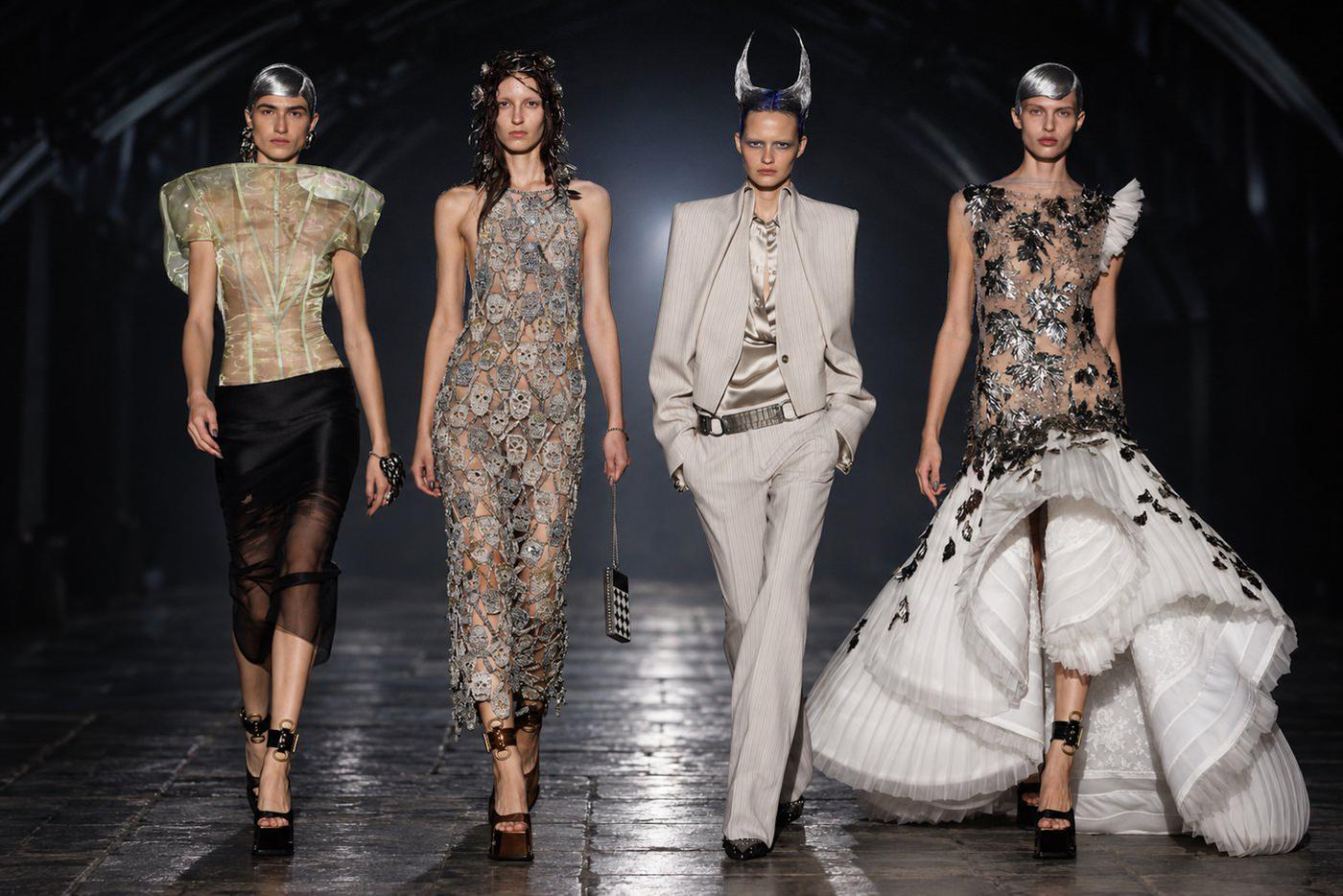 Модели на показе Alexander McQueen.