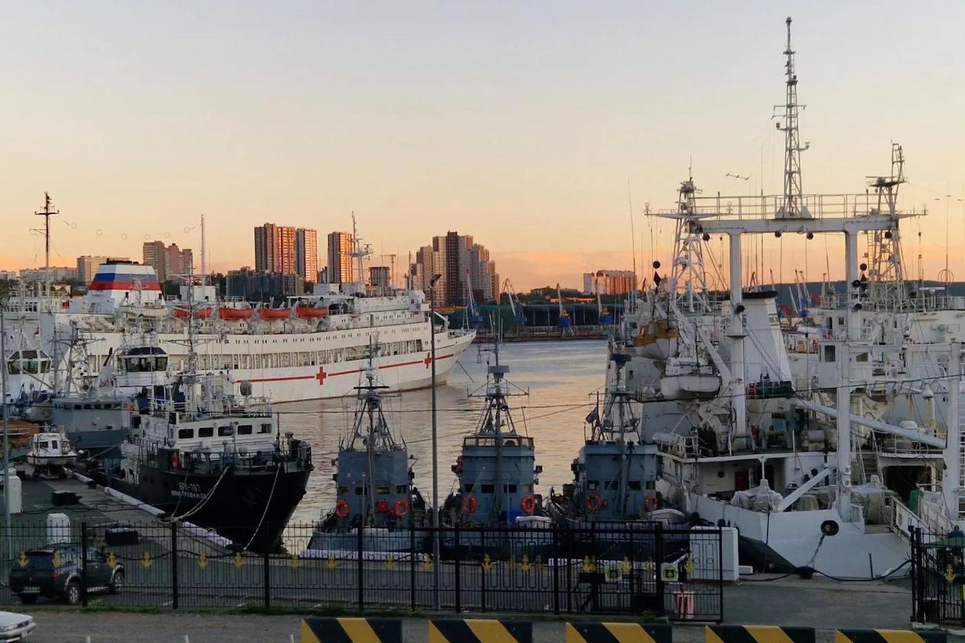 В бухте Золотой Рог можно полюбоваться всевозможными кораблями.