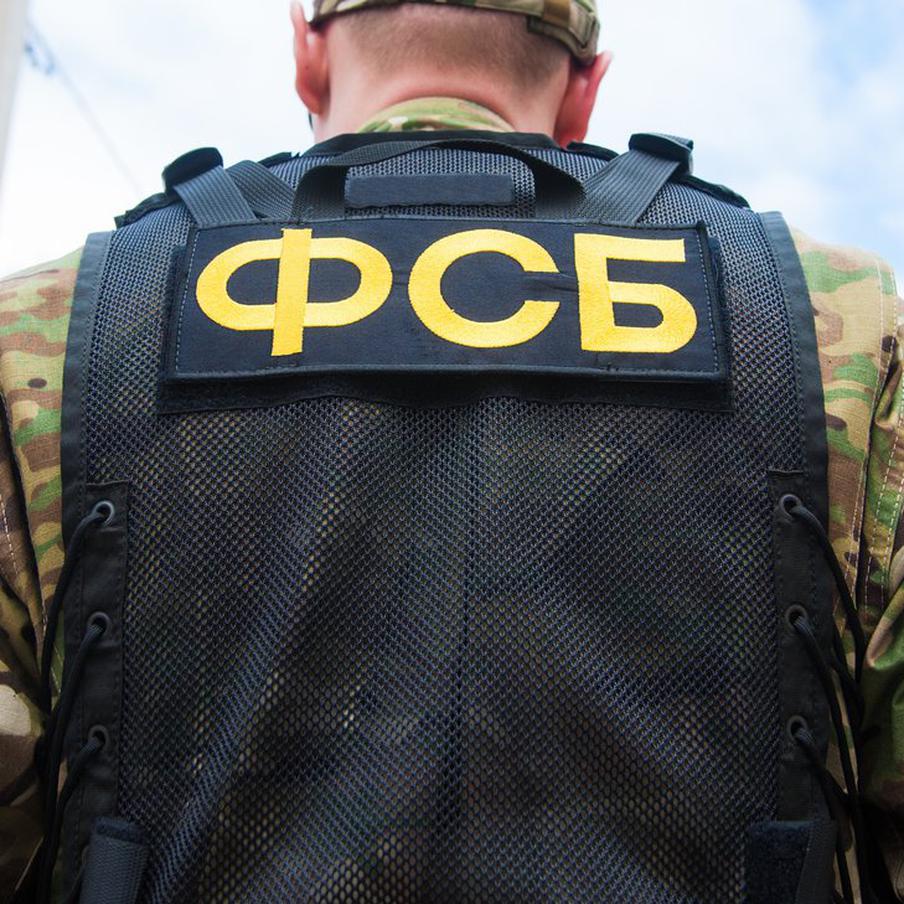 За попытку подорвать машину высокопоставленного чиновника задержан житель Москвы. Мужчина планировал совершить теракт