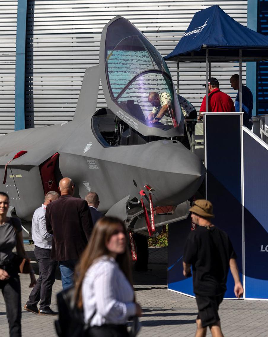 Bloomberg: секретные детали американского истребителя F-35 попали в руки Китая. Расследованием инцидента занимаются как минимум два комитета Конгресса США и Пентагон, а также австралийские власти. В Министерстве обороны США подтвердили, что осведомлены о проблеме и работают над возвращением компонентов
