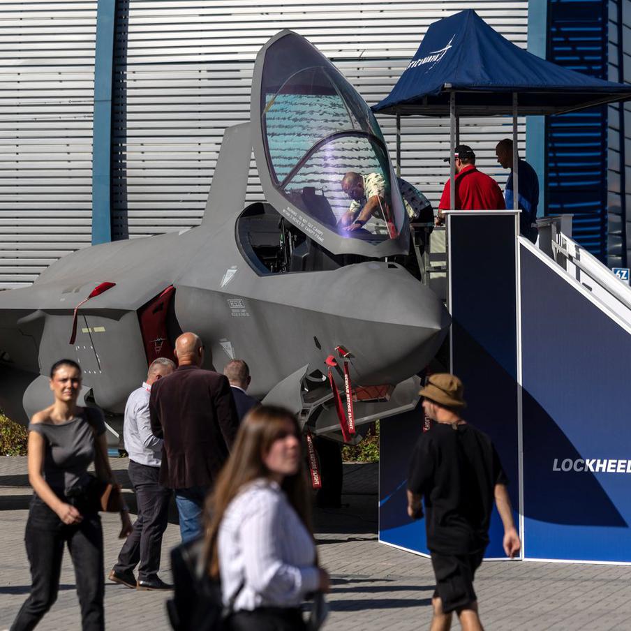 Bloomberg: секретные детали американского истребителя F-35 попали в руки Китая. Расследованием инцидента занимаются как минимум два комитета Конгресса США и Пентагон, а также австралийские власти. В Министерстве обороны США подтвердили, что осведомлены о проблеме и работают над возвращением компонентов