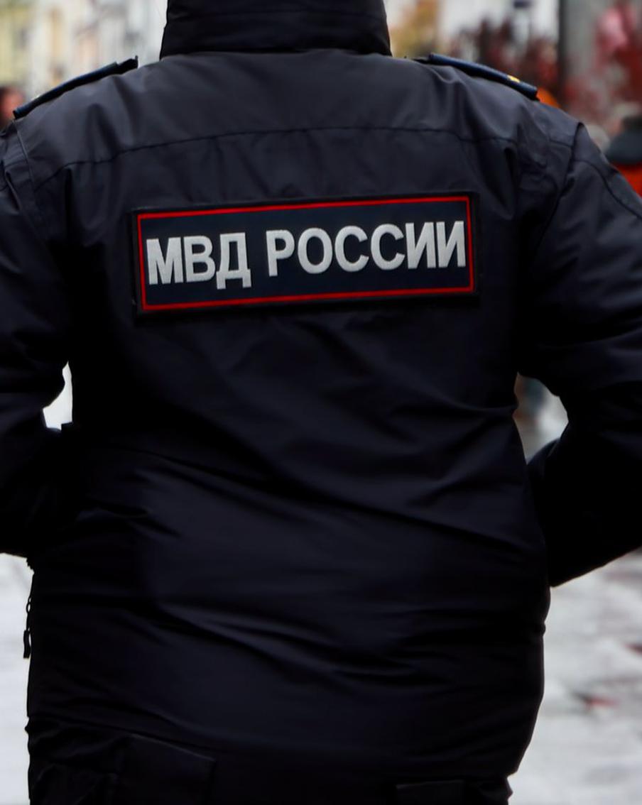 В Серпухове в подъезде нашли тела мужчины и женщины с пулевыми ранениями. На лестничной площадке дома на Подольской улице в Серпухове нашли мужчину и женщину, погибших от выстрелов. Рядом лежал пистолет