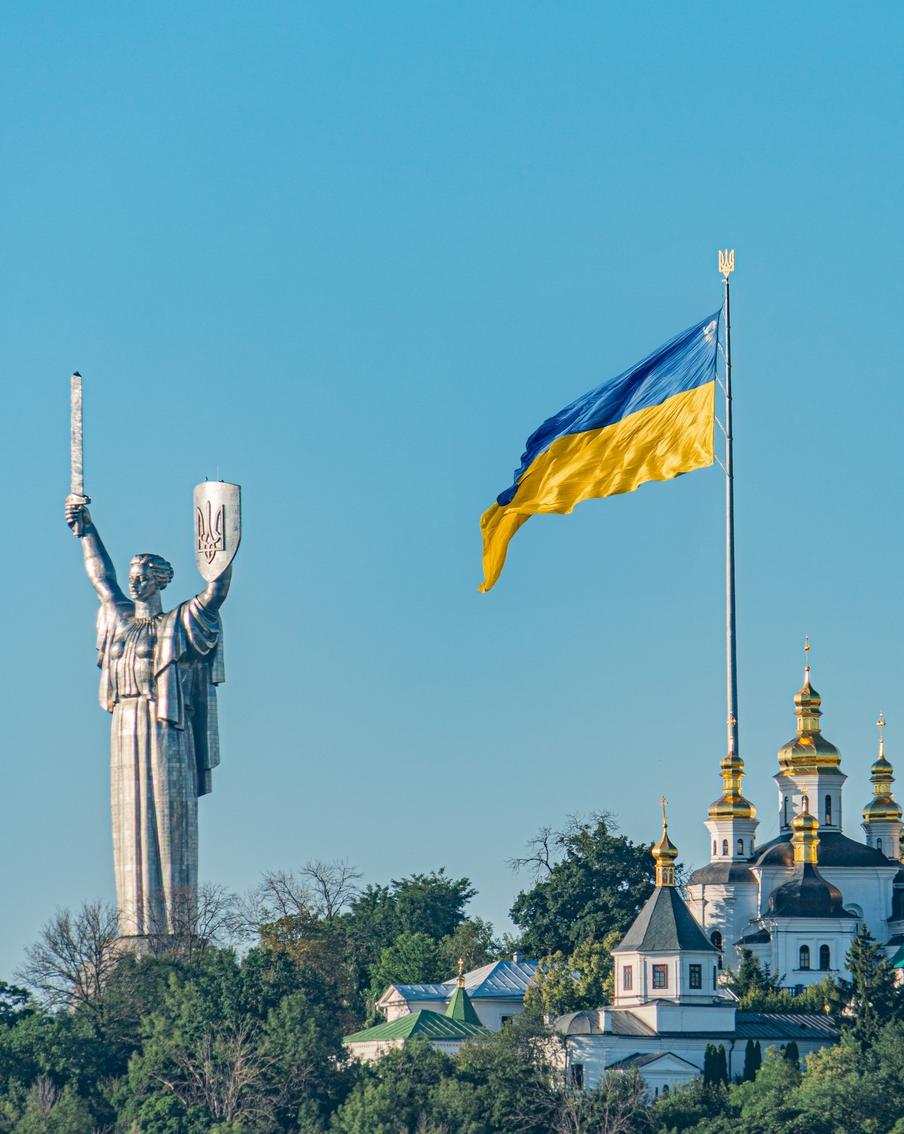 С 2024 года Евросоюз направил Киеву €8 млрд от прибыли с российских резервов. Основная часть сосредоточена в бельгийском депозитарии Euroclear. Начиная с 2024 года ЕС стал изымать прибыль, образующуюся от реинвестирования этих средств