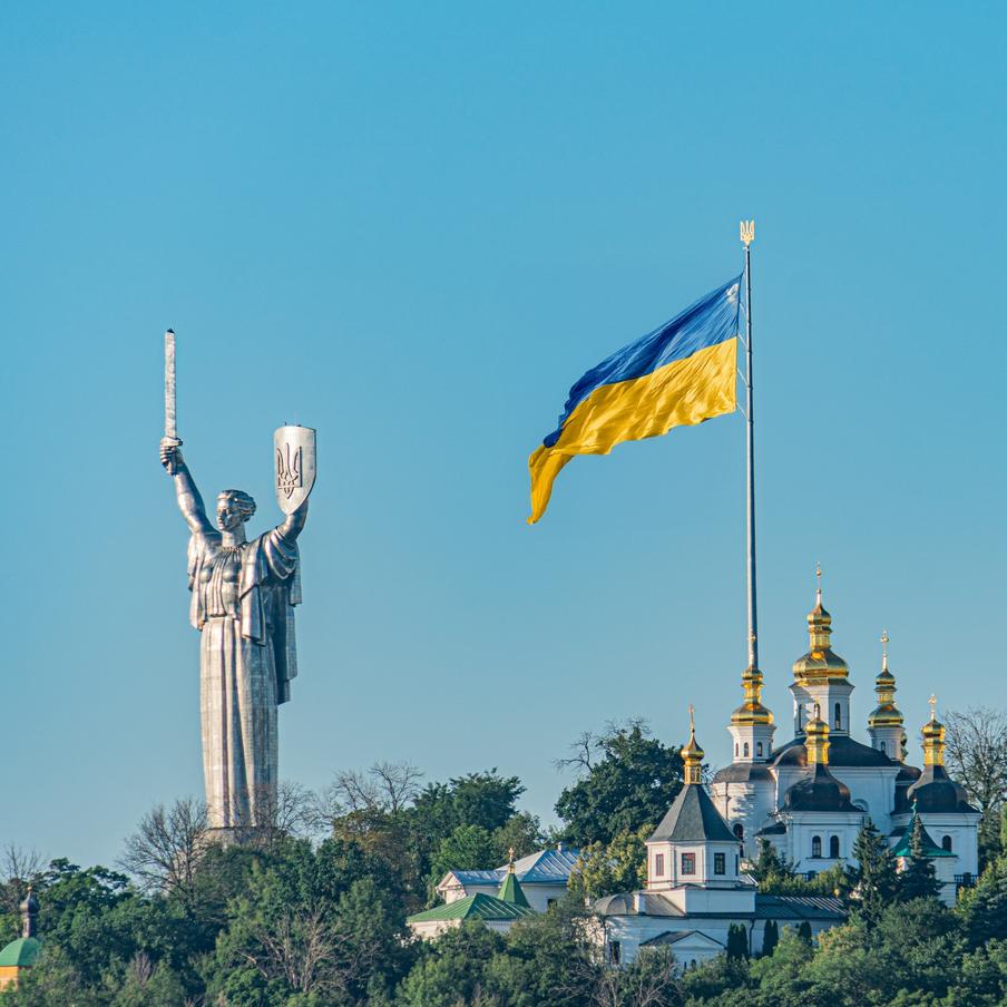 С 2024 года Евросоюз направил Киеву €8 млрд от прибыли с российских резервов. Основная часть сосредоточена в бельгийском депозитарии Euroclear. Начиная с 2024 года ЕС стал изымать прибыль, образующуюся от реинвестирования этих средств