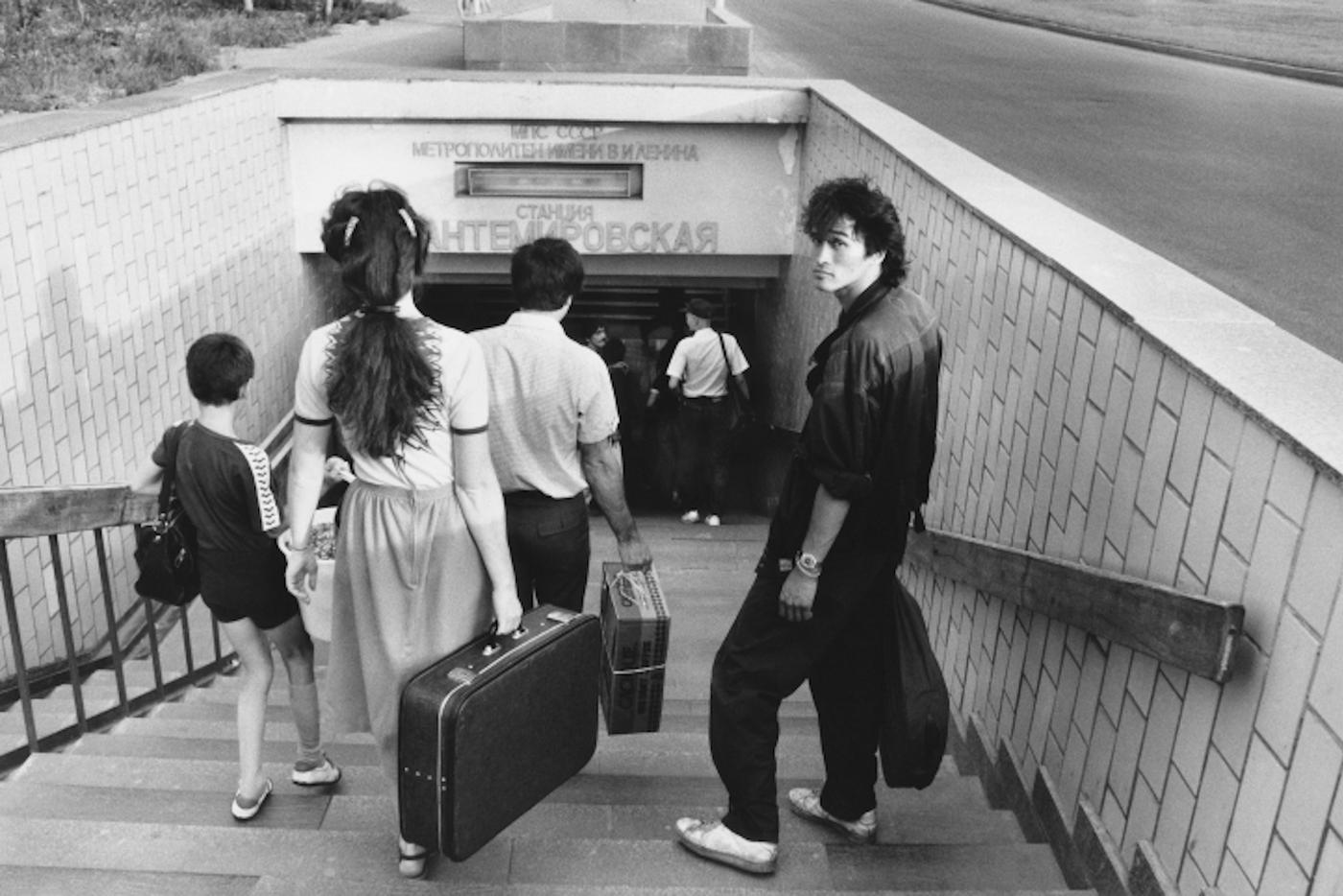 Виктор Цой. 1986. Одна из работ документального цикла "Я видел рок‑н‑ролл". На "Кантемировской" жил друг певца – Вадим Суровцев-Бутов. Он устраивал у себя квартирники, на которых выступал и Цой.
