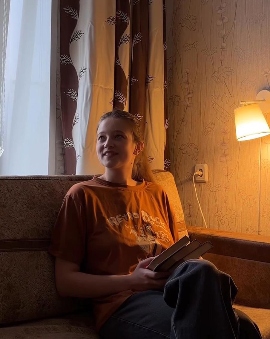 "Хочу почитать" – сказала Анна умной колонке и гаджеты создали в комнате нужную атмосферу.