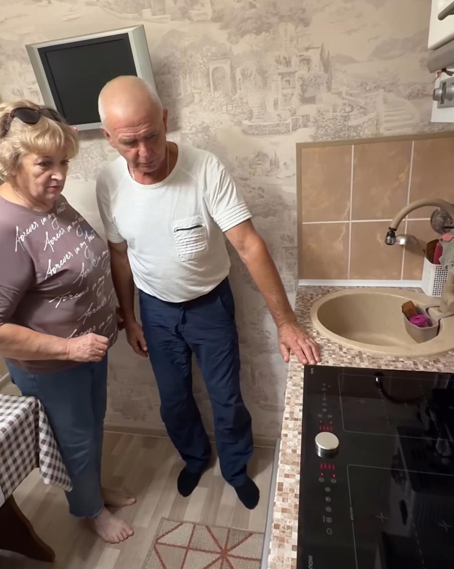 На новую плиту бабушка с дедушкой поначалу смотрели, как на инопланетянина. Но освоились с ней быстро.