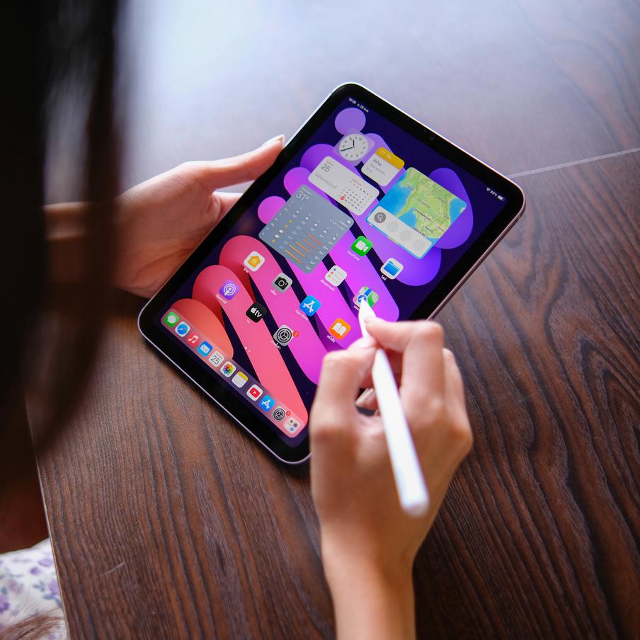 В Сеть утекли изображения подготовленных к презентации в октябре новинок Apple. Официальные фото будущих моделей iPad mini и HomePod mini 2 во всех доступных цветовых решениях оказались в распоряжении журналистов раньше времени. Отмечается, что изначально американская компания планировала показать их пользователям лишь через месяц