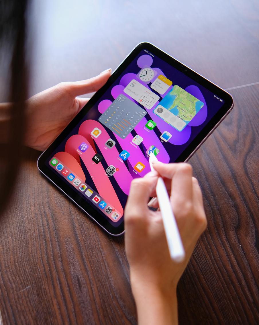 В Сеть утекли изображения подготовленных к презентации в октябре новинок Apple. Официальные фото будущих моделей iPad mini и HomePod mini 2 во всех доступных цветовых решениях оказались в распоряжении журналистов раньше времени. Отмечается, что изначально американская компания планировала показать их пользователям лишь через месяц