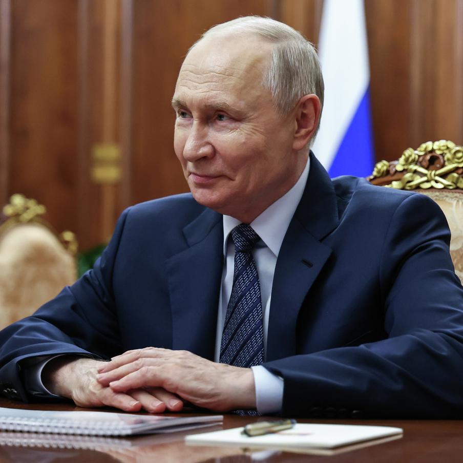 Вучич поздравил Владимира Путина с успешно прошедшими выборами в Госдуму. Сербский лидер позвонил российскому коллеге после уверенной победы партии "Единая Россия" на прошедших в РФ выборах в Госдуму. Вучич подчеркнул, что Москве удалось успешно провести избирательную кампанию в непростых условиях