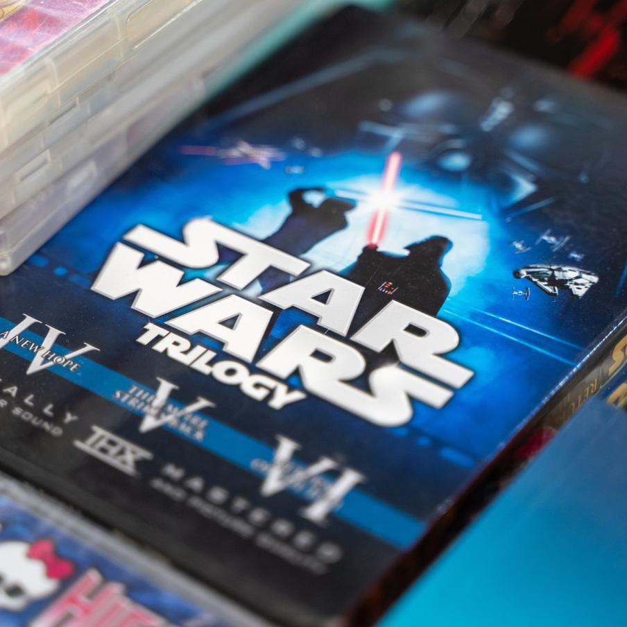 Disney начал работу над новой трилогией фильмов по "Звёздным войнам". Первую ленту в серии может снять автор успешных проектов про Человека-паука с Томом Холландом в главной роли, режиссёр Джон Уоттс. Ответственным за сценарий будущей трилогии в команде назначили обладателя премии "Оскар" за фильм "Марсианин" Саймона Кинберга