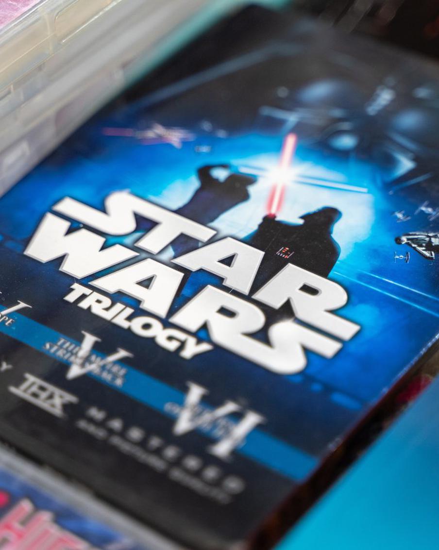 Disney начал работу над новой трилогией фильмов по "Звёздным войнам". Первую ленту в серии может снять автор успешных проектов про Человека-паука с Томом Холландом в главной роли, режиссёр Джон Уоттс. Ответственным за сценарий будущей трилогии в команде назначили обладателя премии "Оскар" за фильм "Марсианин" Саймона Кинберга