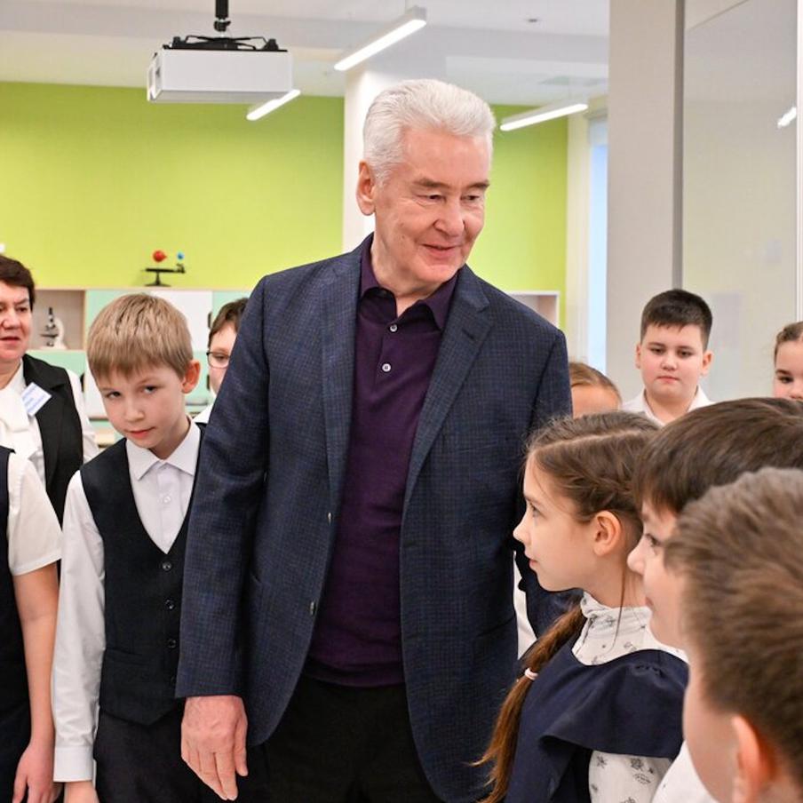 Собянин рассказал об открытии нового образовательного комплекса в Коммунарке. Столичный мэр поделился тем, как развивается система образования на территории Новомосковского административного округа, где недавно появилось новое учебное заведение. С 1 сентября оно открыло свои двери для 1,4 тысяч учащихся и 300 воспитанников детского сада