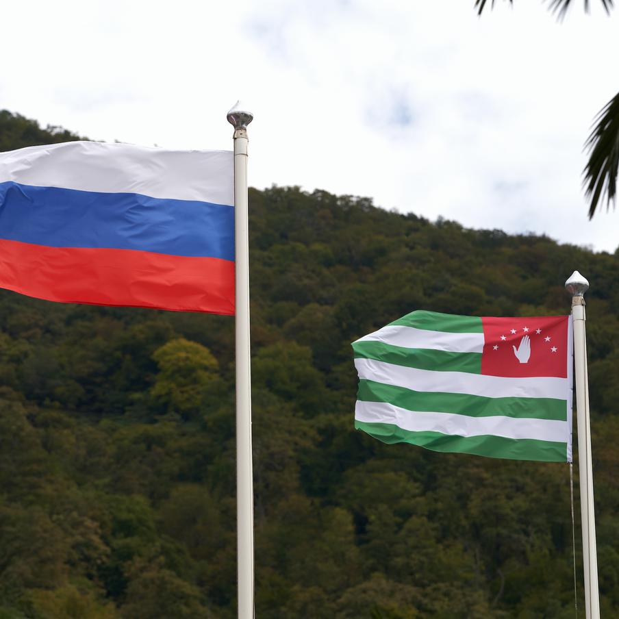 Тело пропавшей в Абхазии россиянки обнаружено, задержан предполагаемый убийца. Молодой человек, которого подозревают в убийстве туристки из России, ранее, предположительно, уже привлекался к уголовной ответственности за изнасилование и ограбление. При этом жертвой рецидивиста, как пишут в СМИ, могла стать также гражданка нашей страны.