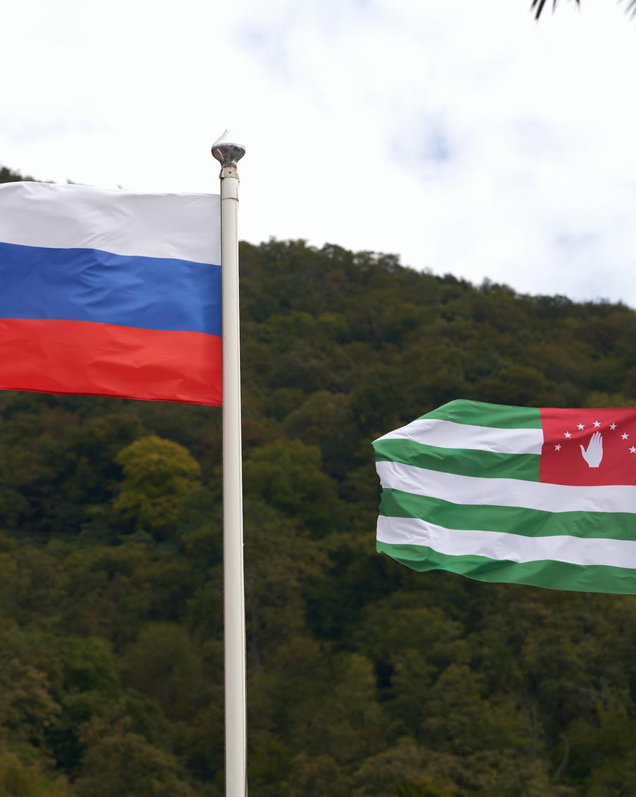 Тело пропавшей в Абхазии россиянки обнаружено, задержан предполагаемый убийца. Молодой человек, которого подозревают в убийстве туристки из России, ранее, предположительно, уже привлекался к уголовной ответственности за изнасилование и ограбление. При этом жертвой рецидивиста, как пишут в СМИ, могла стать также гражданка нашей страны.
