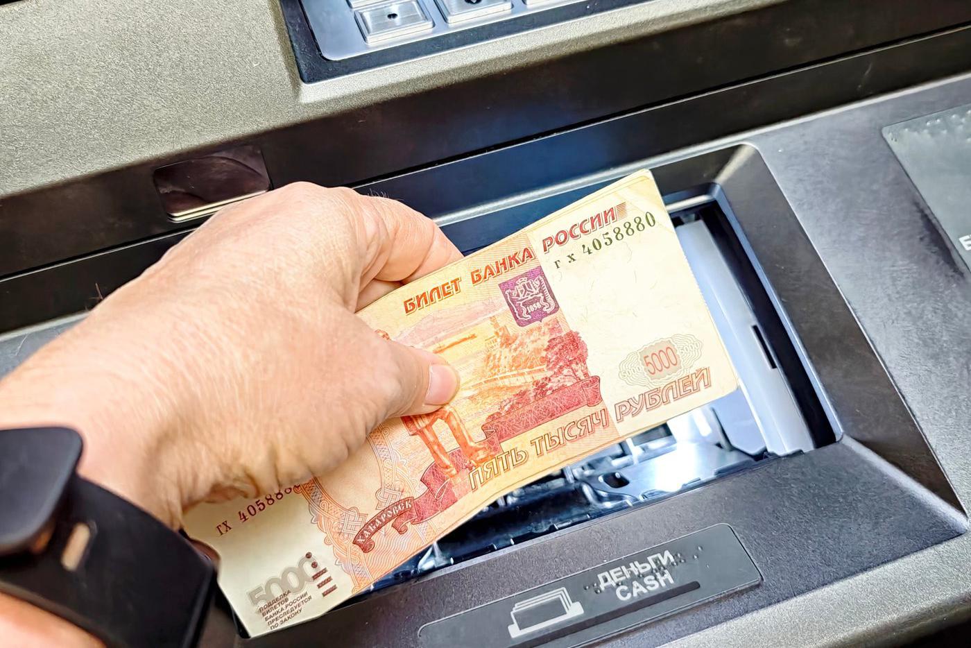 Пополнить счёт через банкомат: в ЦБ рассказали о новых правилах транзакций