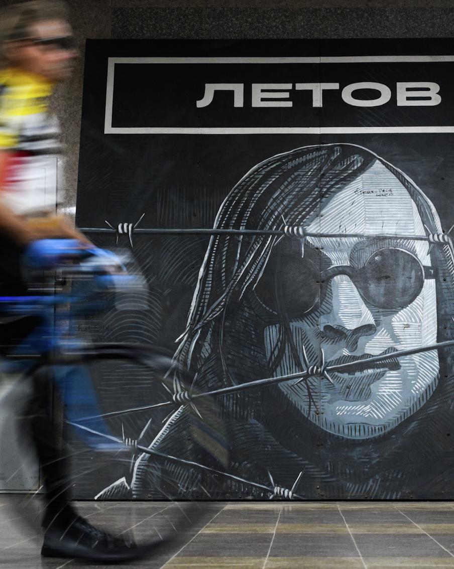 Могилу Егора Летова осквернили в Омске. Об инциденте рассказал один из поклонников творчества группы "Гражданская оборона", лидером и основателем которой был музыкант. Сейчас на месте работают местные правоохранители, следствие выясняет мотив злоумышленников, ведётся поиск возможных причастных к осквернению