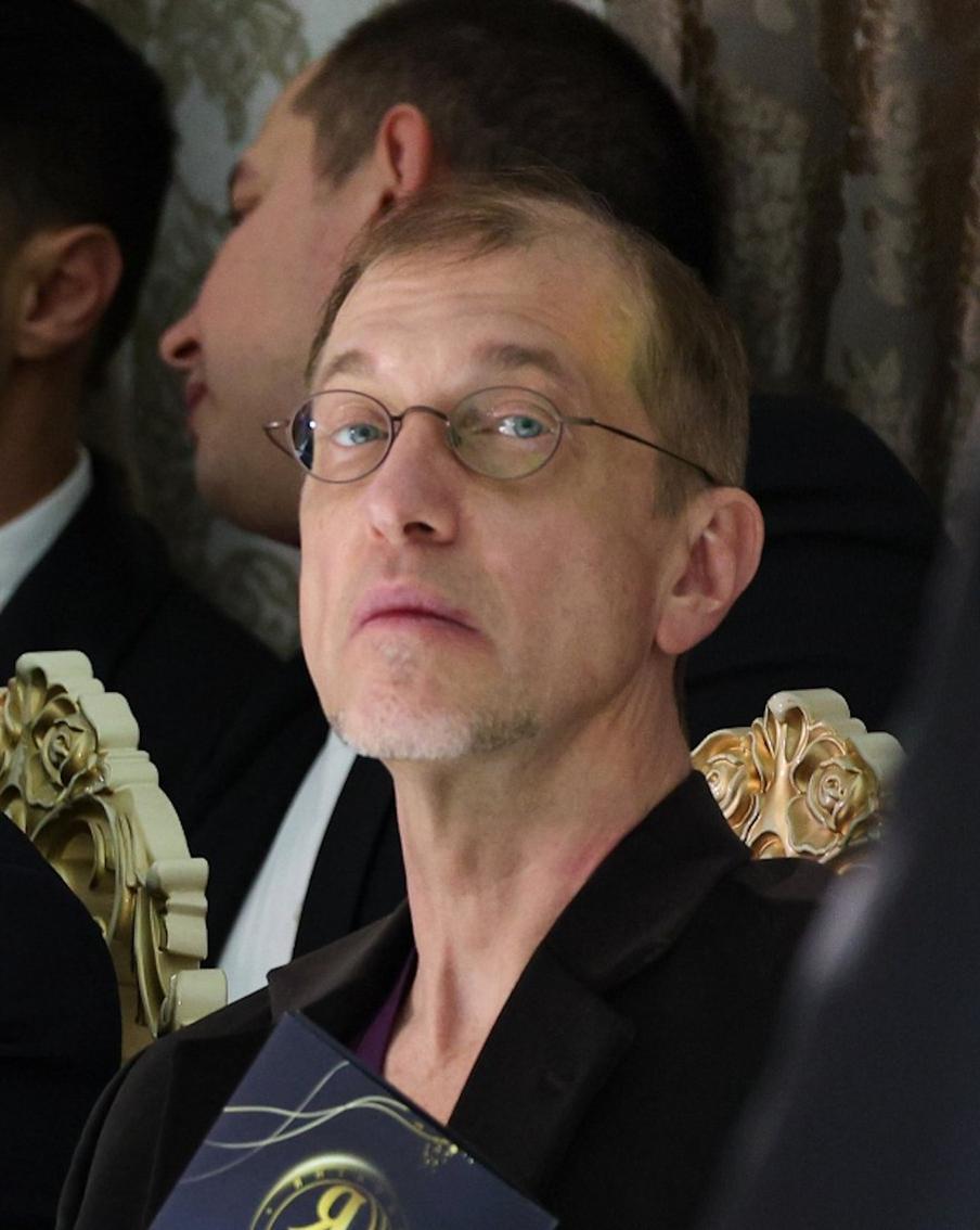 Названа дата прощания с Сергеем Соседовым. Сообщения о смерти журналиста появились в СМИ 23 сентября. Соседов скончался в якутском городе Нерюнгри, куда прибыл в качестве члена жюри местного конкурса красоты и моды, он должен был возглавить судейскую команду. В местной гостинице музыкальный критик упал с лестницы, получив тяжелейшие травмы