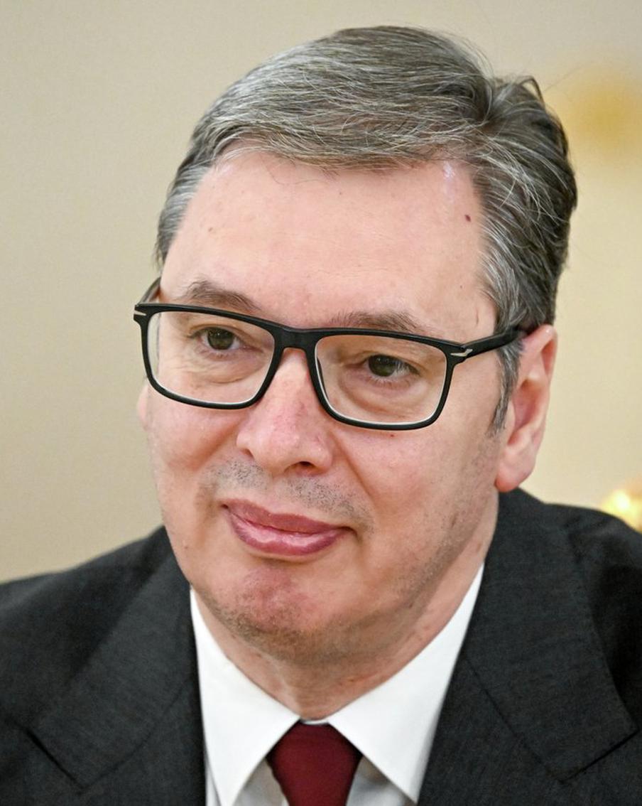 Вучич оставил президентский пост и готовится к новым выборам