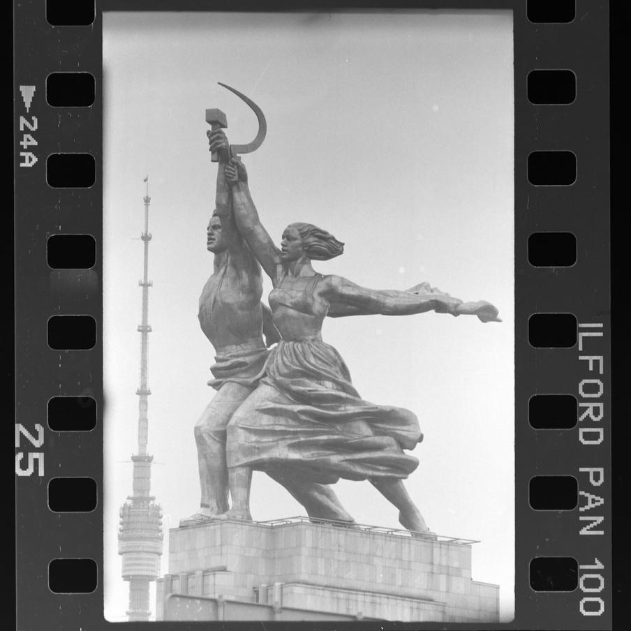 На "Рабочего и колхозницу" направили фотоприцел.