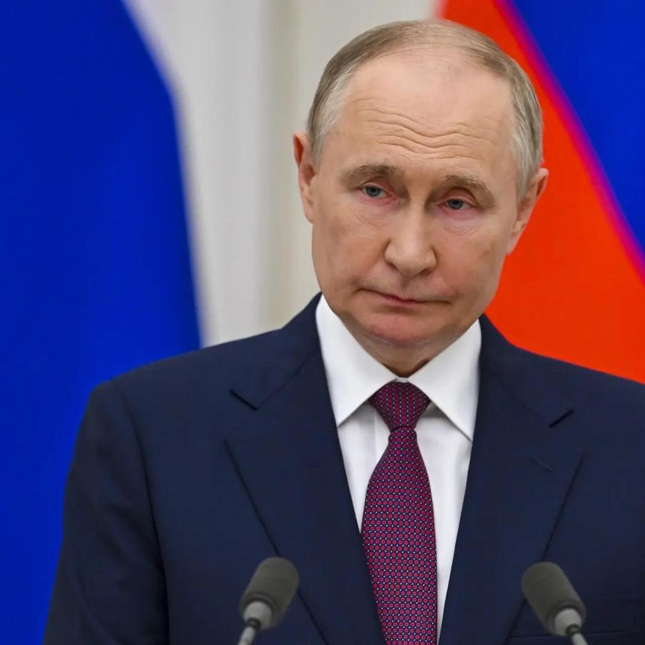 Владимир Путин ужесточил правила вывоза наличных денег из России. Президент подписал указ, вводящий новые ограничения на перемещение средств физическими лицами. Запрещено вывозить российскую валюту в ряд соседних государств сверх установленного лимита. При этом предусмотрен ряд исключений для отдельных категорий пассажиров, путешествующих из России