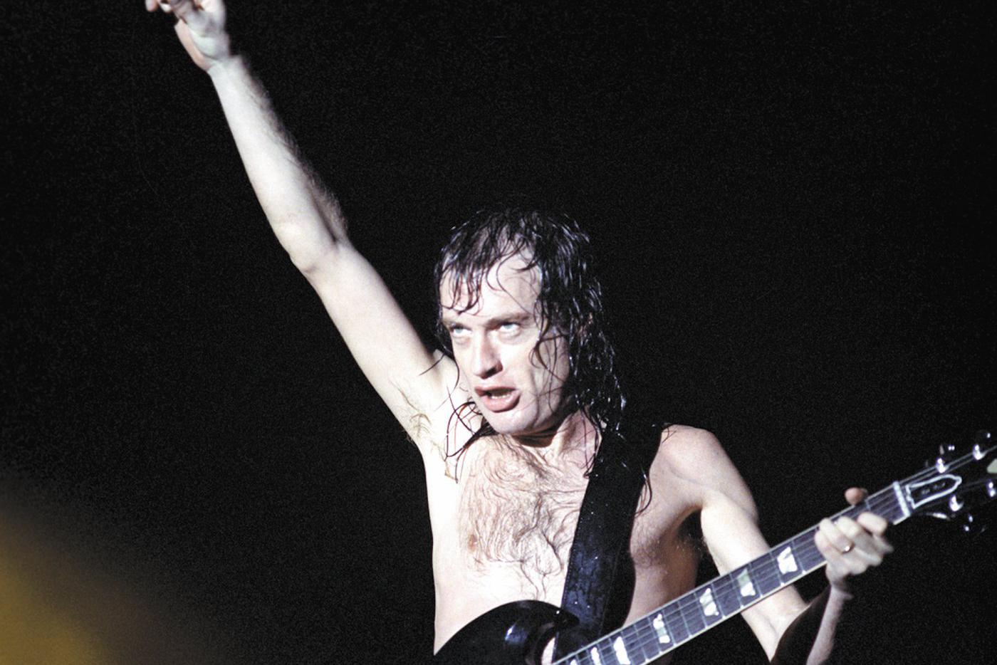Солист группы AC/DC Ангус Янг.