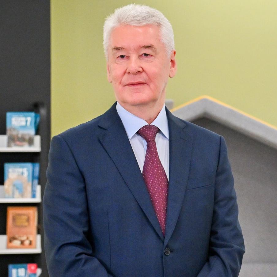 Собянин сообщил об открытии современной школы с лабораторным комплексом и робоклассом в ЮВАО. В Москве продолжается масштабная программа строительства социальных объектов. Новый комплекс на юго-востоке столицы объединил под одной крышей дошкольное отделение и начальную школу. При строительстве зданий использовали материалы из российских регионов. Здание спроектировано в необычном дизайне