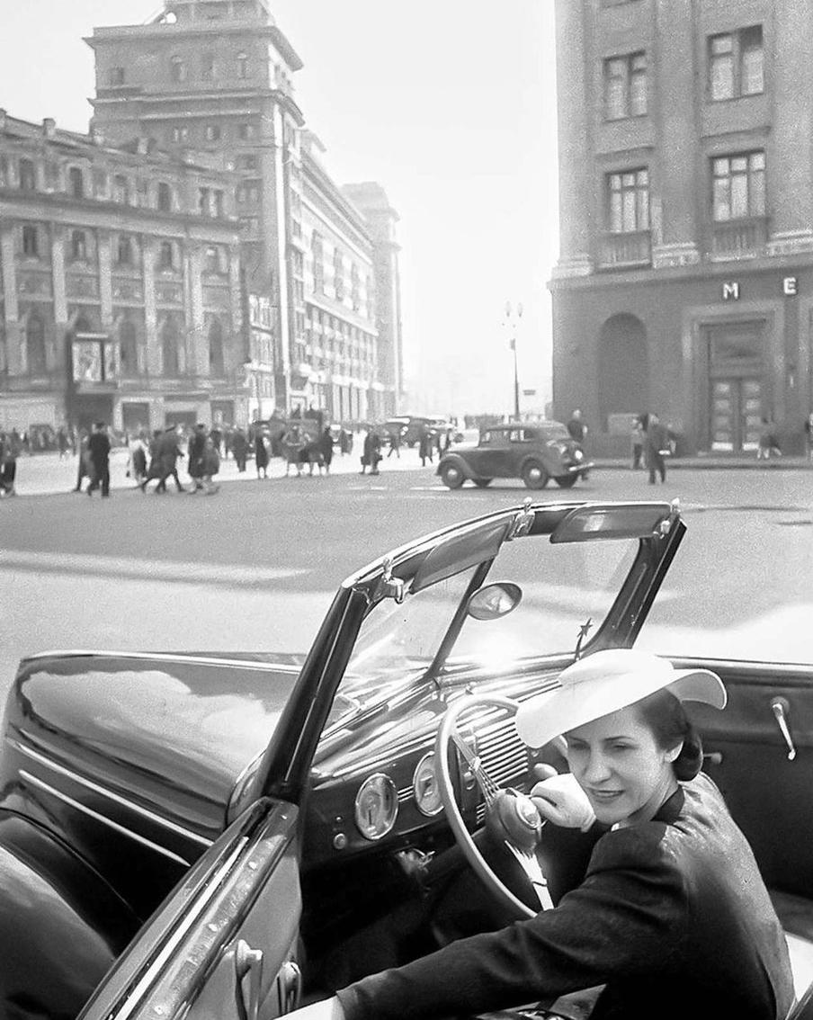 Лепешинская ещё в 1940-х ездила по Москве на шикарном кабриолете Ford V8.