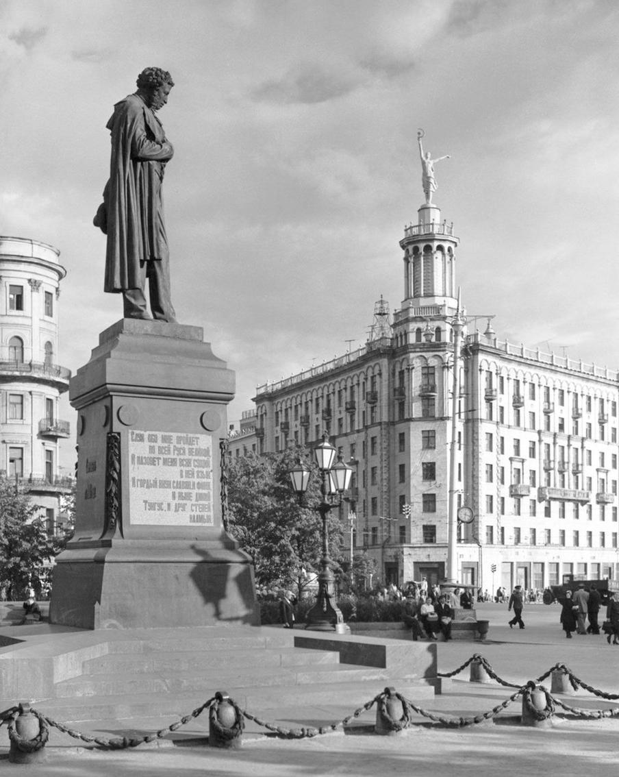 На заднем плане – "дом под юбкой" на Тверской, 17. Считается, что Лепешинская была прообразом балерины, которую в 1957 году убрали с фасада, а сейчас хотят вернуть.