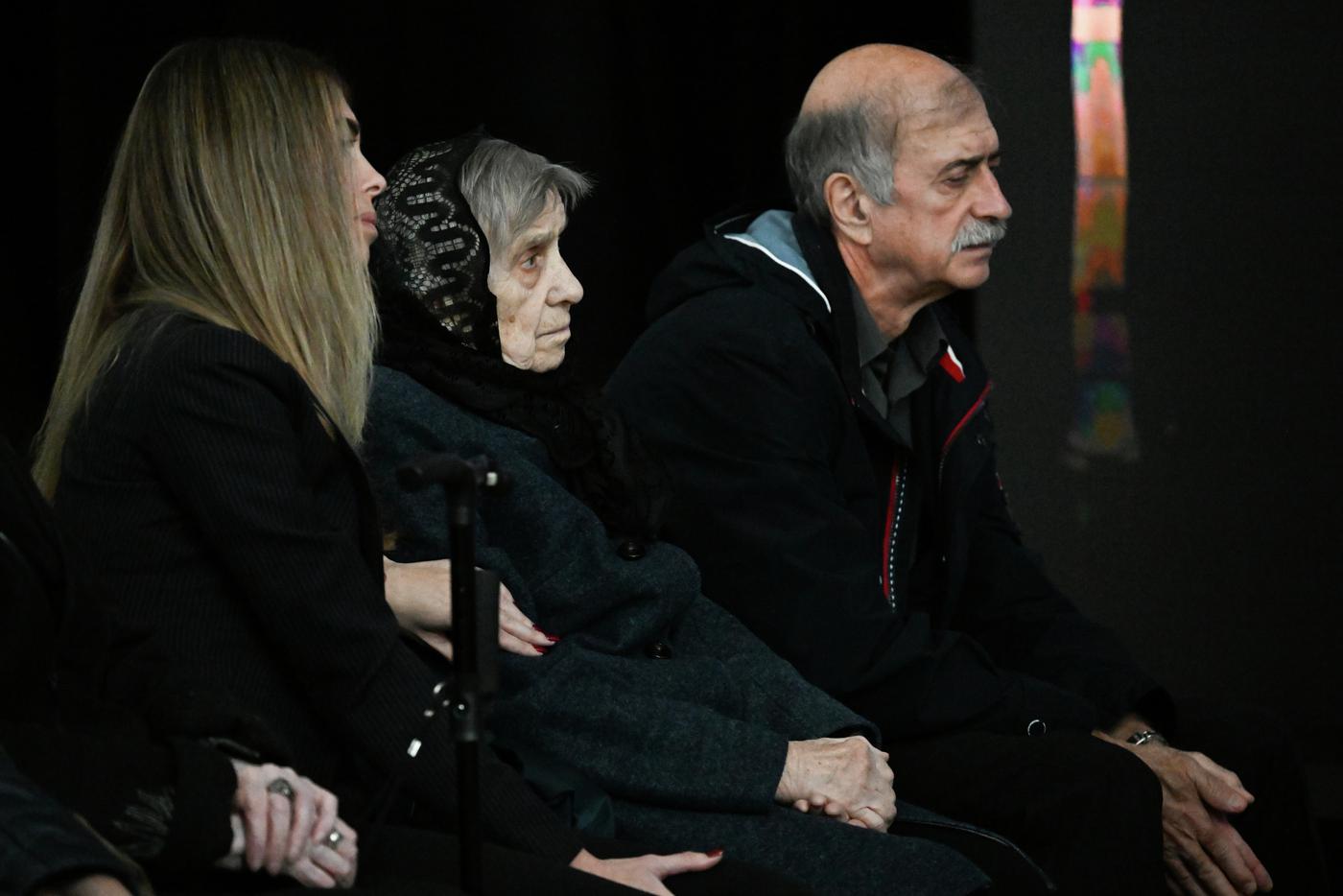 "Не знаю, как пережить это": 88-летняя мать Соседова попрощалась с сыном у гроба