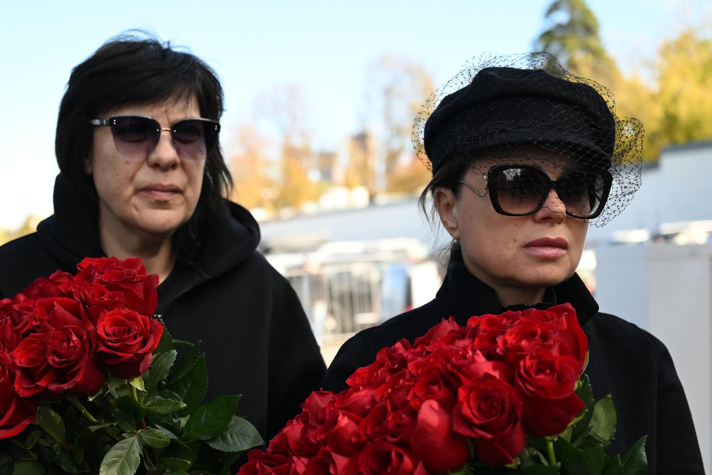 Певица Наташа Королева (справа) перед началом церемонии прощания с музыкальным критиком Сергеем Соседовым на Троекуровском кладбище в Москве.