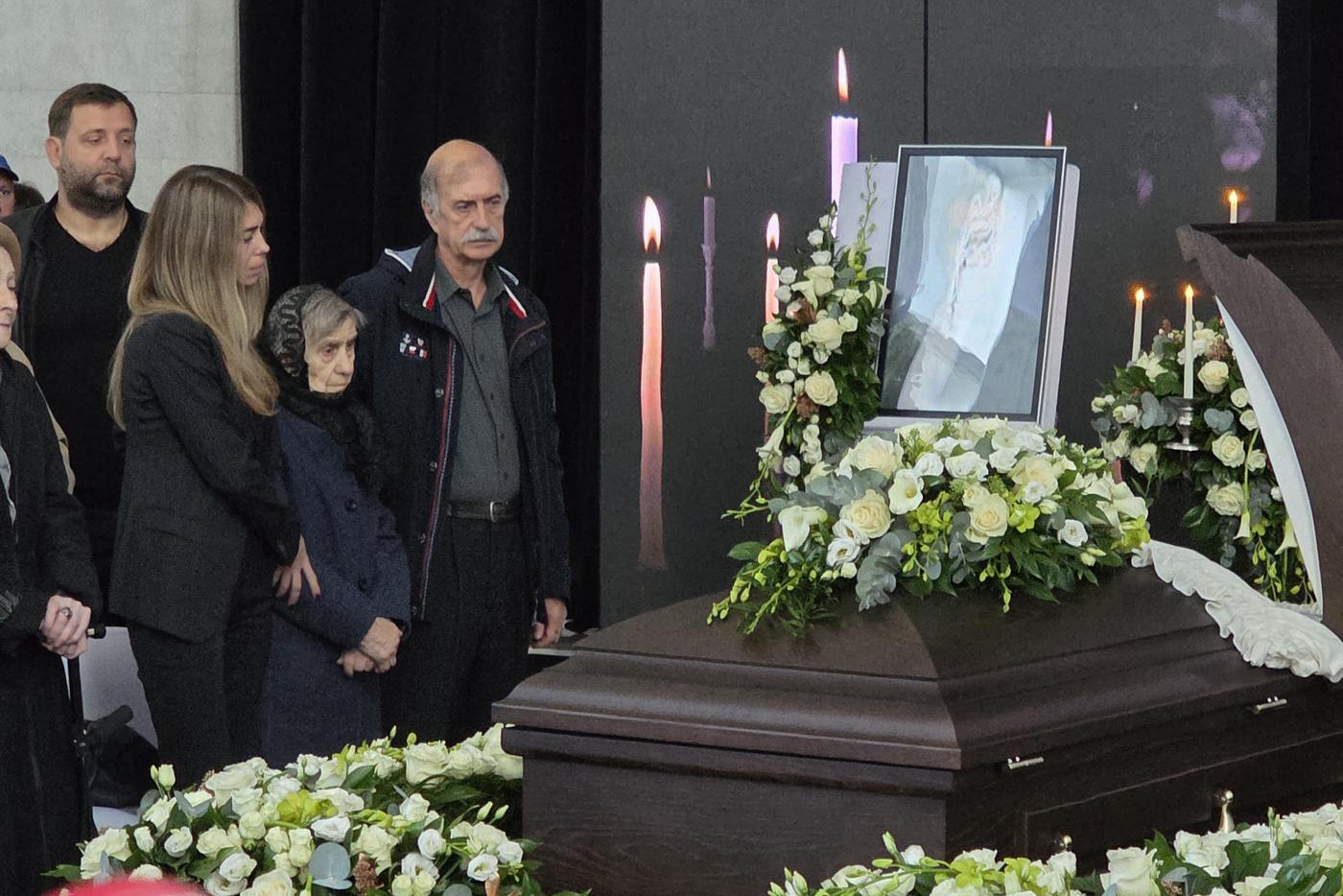 Мать Соседова возле гроба критика