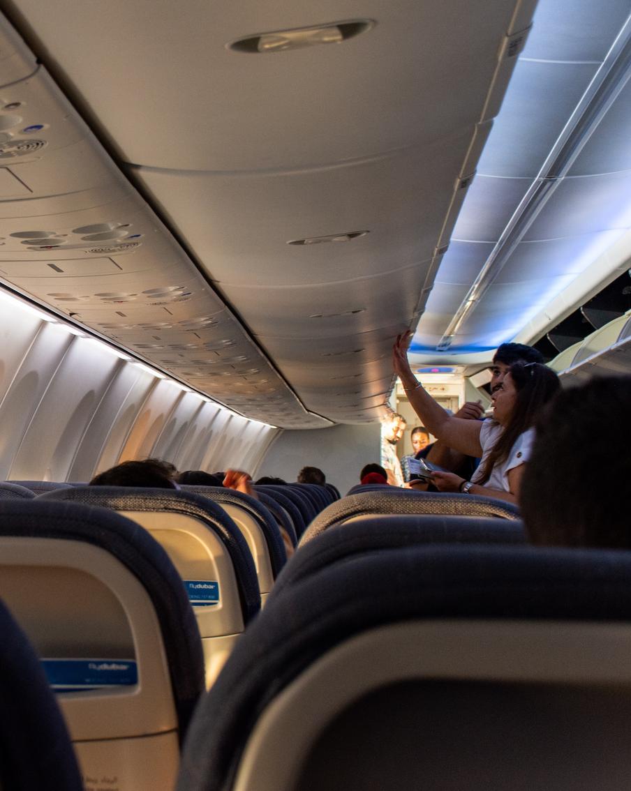 Российского и украинского пилотов назвали героями – они спасли рейс Flydubai. Как ранее сообщали в СМИ, один из пилотов авиакомпании, работавший на борту, мог направить самолёт в пике. А его коллега вступил с ним в схватку и спас положение. Прежде появилась информация, что этими пилотами были украинец и россиянин. Сейчас журналисты публикуют новые данные