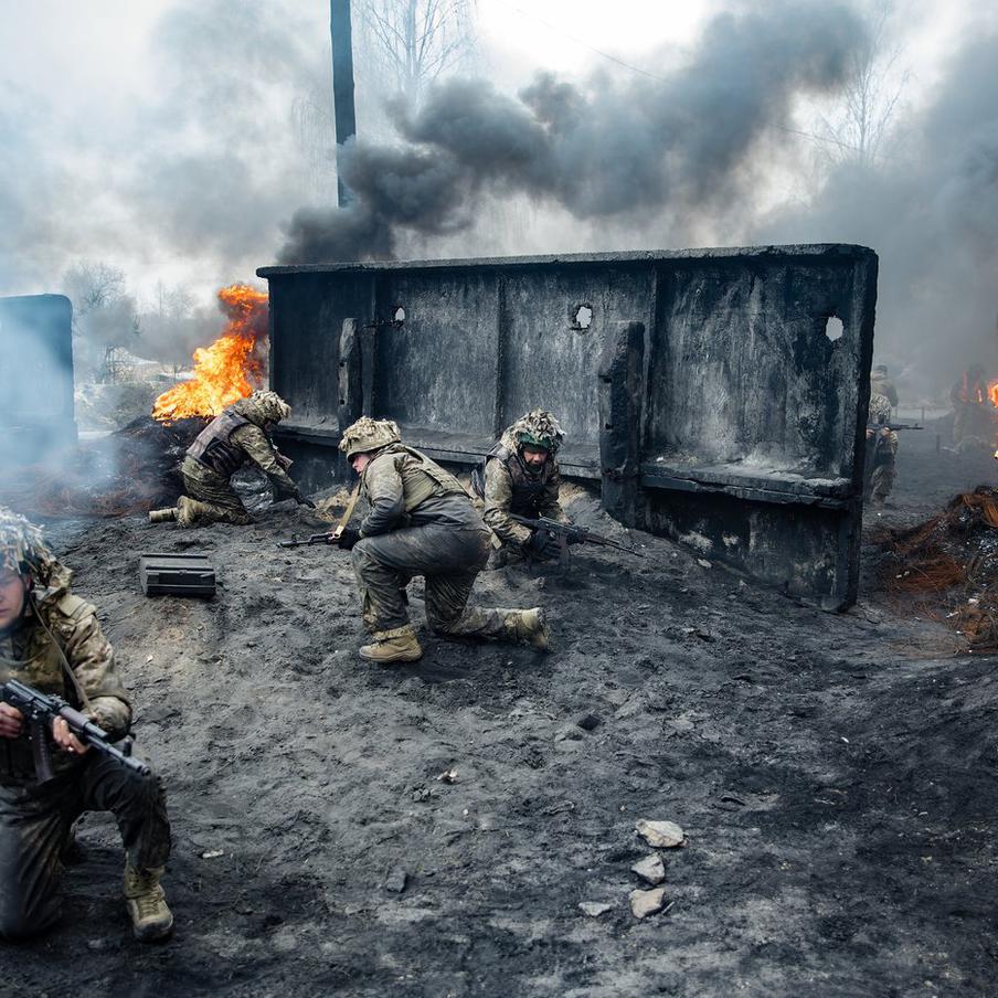 ВСУ безуспешно пытались прорвать окружение под Волчанском. Украинские нацисты провели контратаку с внешней стороны котла на Волчанском направлении в Харьковской области. Две штурмовые группы 57-й мотопехотной бригады атаковали позиции армии Российской Федерации в районе Шевченково, но успеха не имели и отошли с потерями