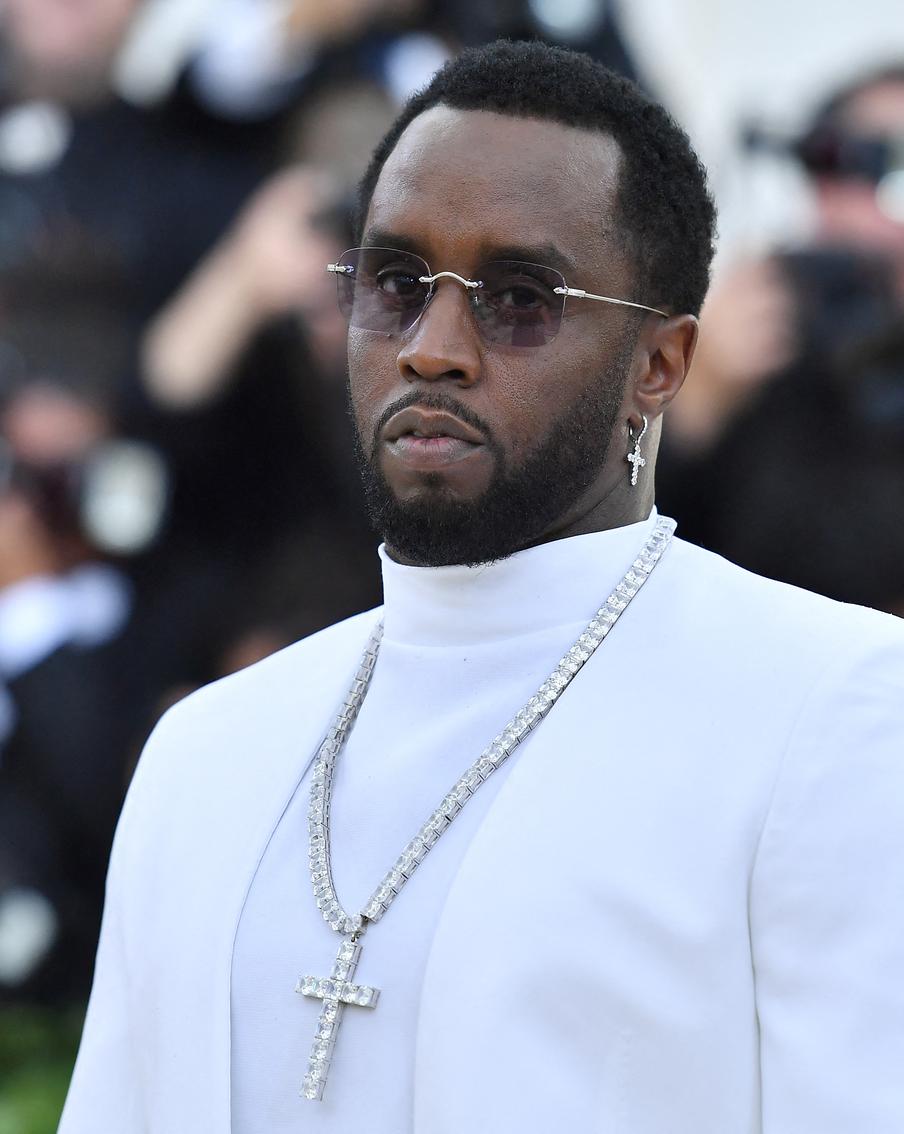 P. Diddy перевели в одиночную камеру после репортажа о роскошной жизни в тюрьме. Журналисты называют это стандартной мерой на время внутренних проверок. Ранее, в июле, музыкант уже оказывался в карцере после участия в драке
