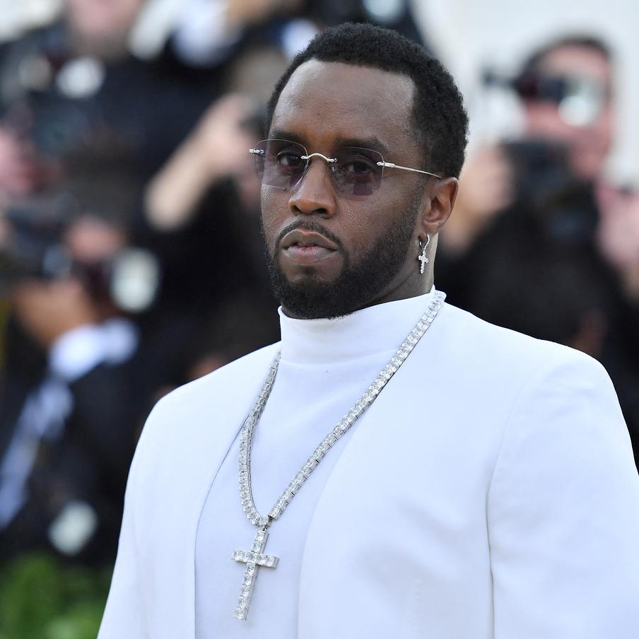 P. Diddy перевели в одиночную камеру после репортажа о роскошной жизни в тюрьме. Журналисты называют это стандартной мерой на время внутренних проверок. Ранее, в июле, музыкант уже оказывался в карцере после участия в драке