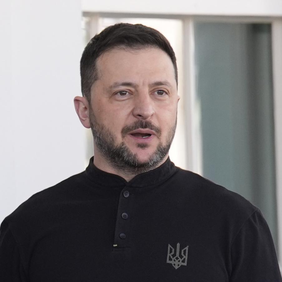 Пользователи соцсетей раскритиковали новое видеообращение Зеленского. В Интернете активно обсуждают видео главы киевского режима, которое, как утверждается, было снято на въезде в Запорожье со стороны Днепропетровска. Комментаторы усомнились в месте съёмки и заявили о возможной постановочности ролика