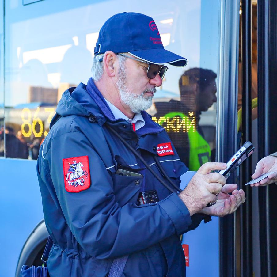 Более 90% пассажиров у станции метро "Саларьево" оплатили проезд.