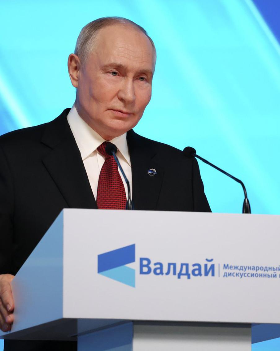 Владимир Путин назвал главные риски для мира на форуме "Валдай". Президент России Владимир Путин выступил на пленарной сессии XXIII Международного дискуссионного клуба "Валдай", где затронул вопросы международной безопасности, изменения мирового порядка, развития искусственного интеллекта и урегулирования конфликта на Украине