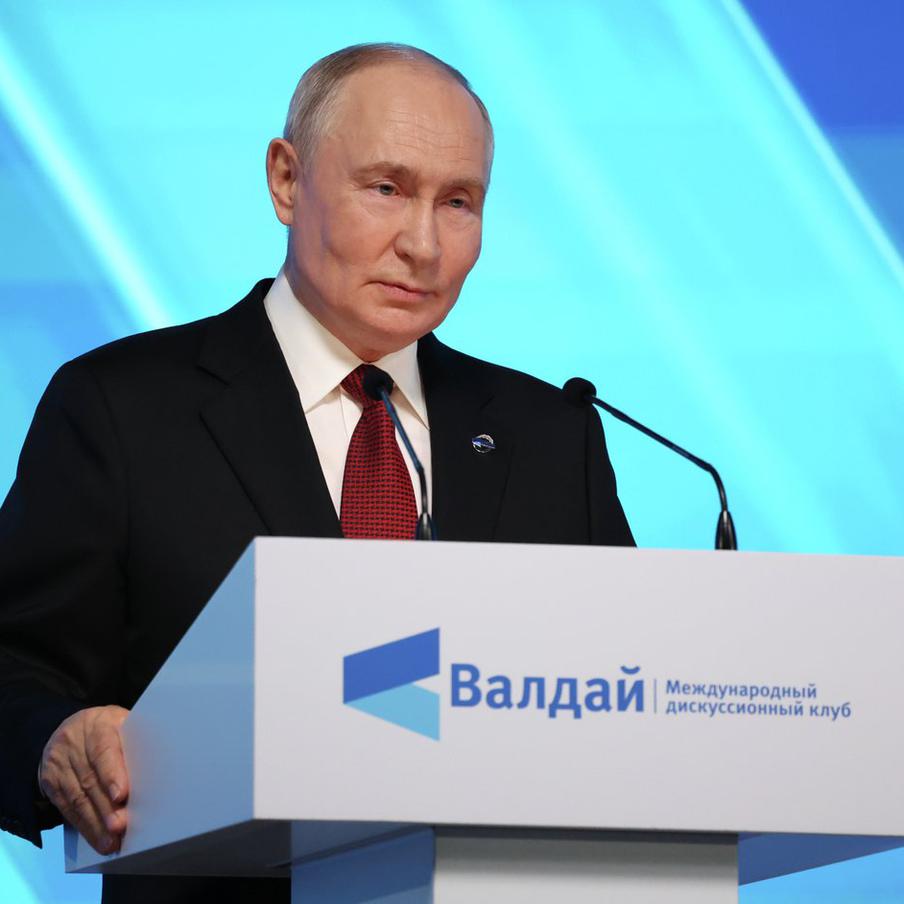 Владимир Путин назвал главные риски для мира на форуме "Валдай". Президент России Владимир Путин выступил на пленарной сессии XXIII Международного дискуссионного клуба "Валдай", где затронул вопросы международной безопасности, изменения мирового порядка, развития искусственного интеллекта и урегулирования конфликта на Украине
