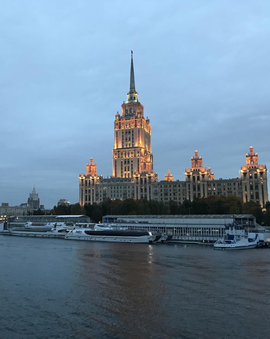Жителям столицы рассказали, какая погода будет в пятницу, 2 октября. В Москве сохранится прохладная погода с переменной облачностью. В отдельных районах Подмосковья возможен небольшой дождь, а атмосферное давление останется выше климатической нормы.
