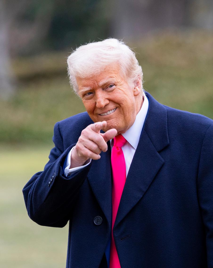 В Киеве опасаются, что Трамп может начать снимать санкции против России. По мнению председателя комитета Верховной рады по вопросам внешней политики Александра Мережко, администрация Дональда Трампа может снять санкции с России в обмен на символический шаг по аналогии с "белорусским прецедентом"