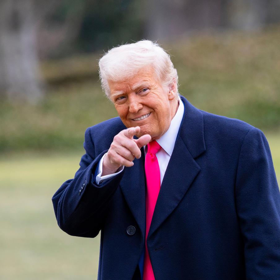 В Киеве опасаются, что Трамп может начать снимать санкции против России. По мнению председателя комитета Верховной рады по вопросам внешней политики Александра Мережко, администрация Дональда Трампа может снять санкции с России в обмен на символический шаг по аналогии с "белорусским прецедентом"